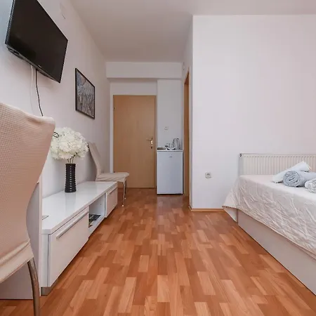 Jovize * Μακάρσκα